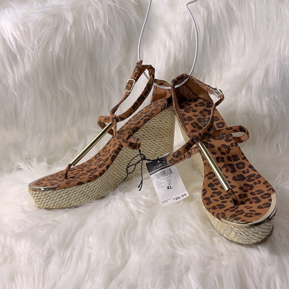NWT Rue21 Wedge Leopard Wedge w/gold detail sz XL